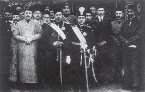احمد شاه قاجار به همراه رضاخان و رجال درباری