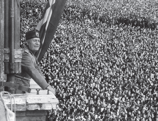 موسولینی هنگام سخنرانی در میان هواداران پرشور خود - ونیز 1933 م