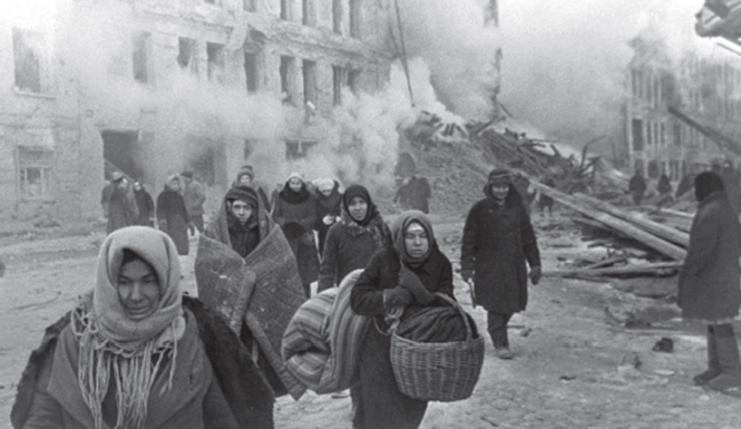 مردم لنینگراد هنگام ترک خانه و کاشانۀ خود در جنگ جهانی دوم