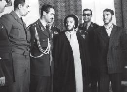شهیدان نواب صفوی و سیدمحمد واحدی لحظاتی پس از بازداشت در حضور سرلشکر تیمور بختیار، فرماندار نظامی تهران