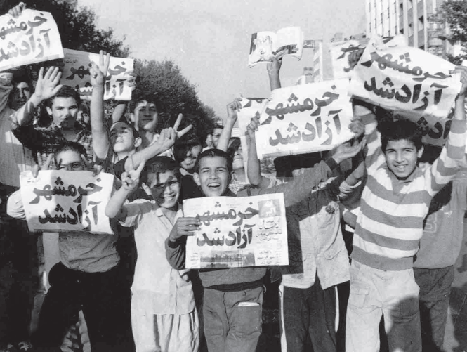 شادی دانش&zwnj;آموزان پس از آزادی خرمشهر