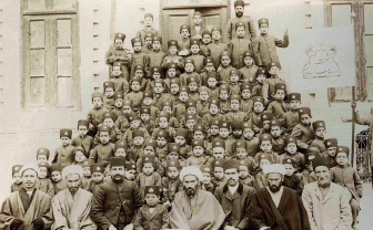 معلمان و دانش&zwnj;آموزان مدرسهٔ رشدیۀ تهران