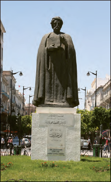 مجسمهٔ ابن خلدون در تونس. روش ابن خلدون در علوم اجتماعی مشابه روشی است که چهارصد سال بعد، کنت در جامعه شناسی پوزیتیویستی به کار گرفت.  ​​​​​​​شاید به همین دلیل غربیان وی را بیش از سایر متفکران اجتماعیِ مسلمان می&zwnj;شناسند.