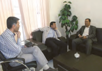 نشستن نامناسب نزد مقام مافوق