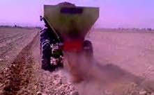 ماشین کودپاش در حال کودپاشی پس از کالیبره&zwnj;کردن