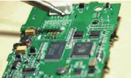تصویر یک نمونه مونتاژدستی قطعات SMD 