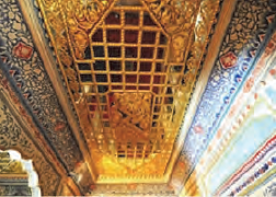 سقف طلاکاری تالار همراه با نقاشی