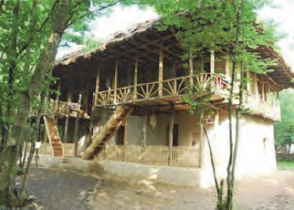 ایوان خانه در منطقۀ کنارۀ دریای خزر