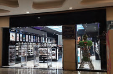 فروشگاه عطر و نحوۀ چیدن اجناس در قفسه&zwnj;های آن